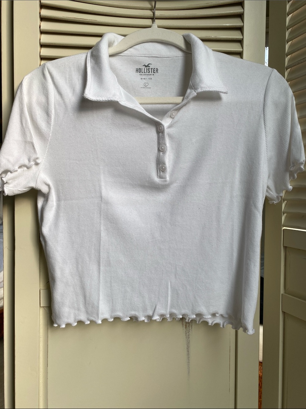Hollister White Ribbed Polo Crop Tee with Lettuce Hem size L